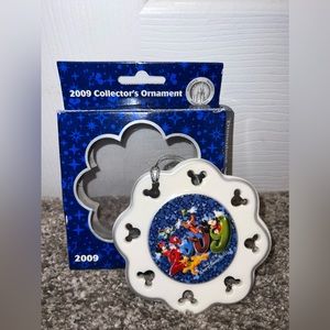 Disneyland 2009 Collectors Snowflake Ornament Authentic Disney Parks